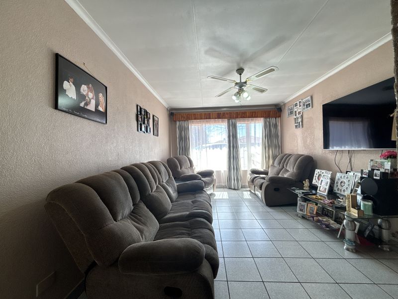 Low-Maintenance Family Home with Solar Power and Entertainment space - Photo 9