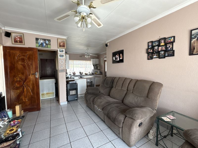 Low-Maintenance Family Home with Solar Power and Entertainment space - Photo 10