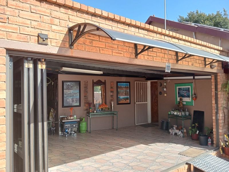 Low-Maintenance Family Home with Solar Power and Entertainment space - Photo 8