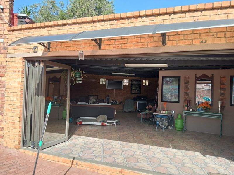 Low-Maintenance Family Home with Solar Power and Entertainment space - Photo 7