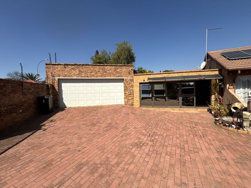 Low-Maintenance Family Home with Solar Power and Entertainment space - Photo 6