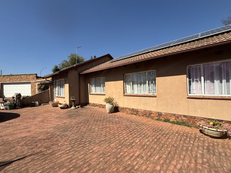 Low-Maintenance Family Home with Solar Power and Entertainment space - Photo 5