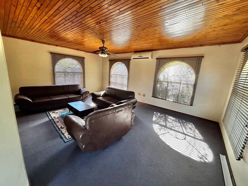 Warm & Welcoming 4-Bedroom Home - Photo 5