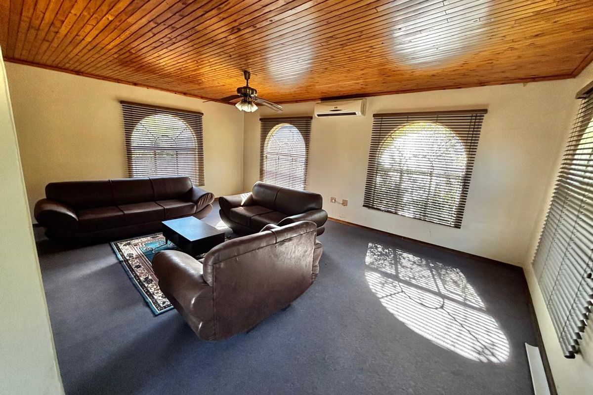 Warm & Welcoming 4-Bedroom Home - Photo 5