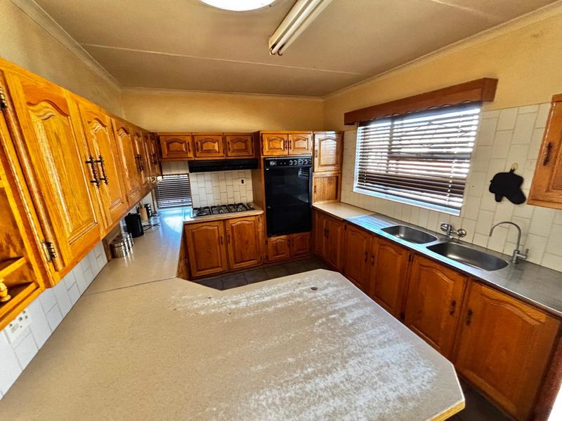 Warm & Welcoming 4-Bedroom Home - Photo 7