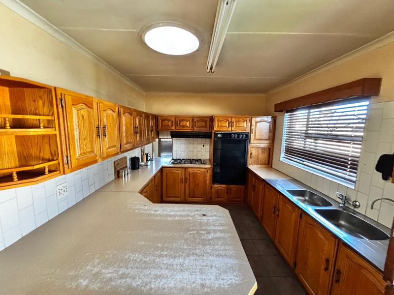 Warm & Welcoming 4-Bedroom Home - Photo 6