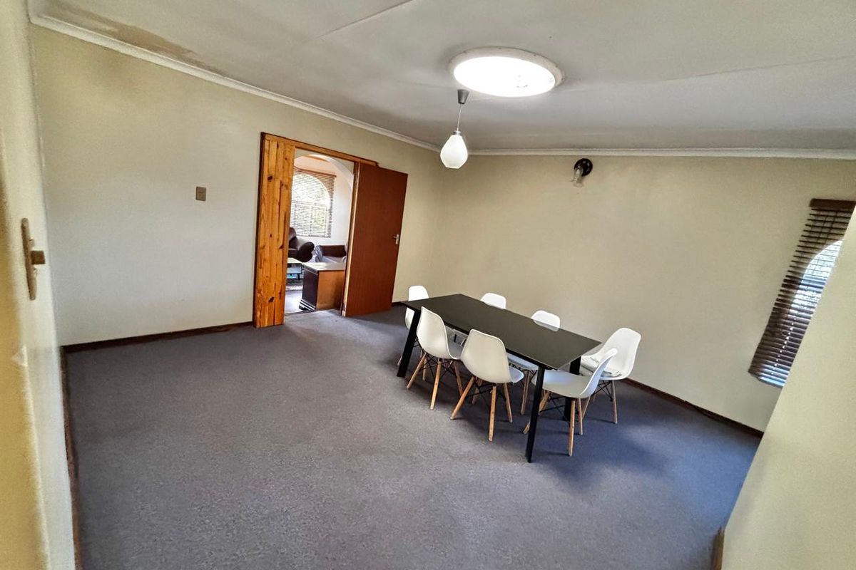 Warm & Welcoming 4-Bedroom Home - Photo 3