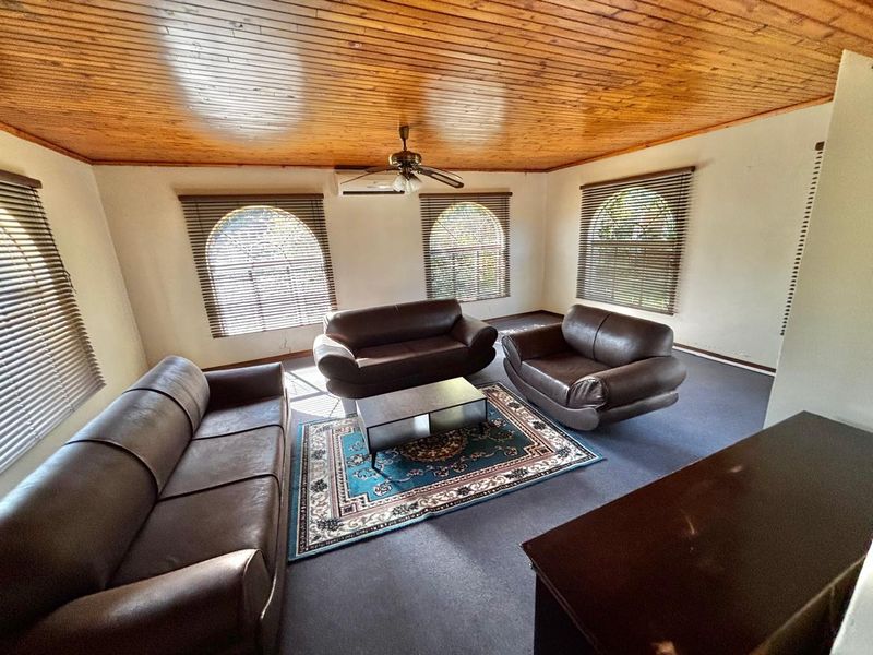 Warm & Welcoming 4-Bedroom Home - Photo 4