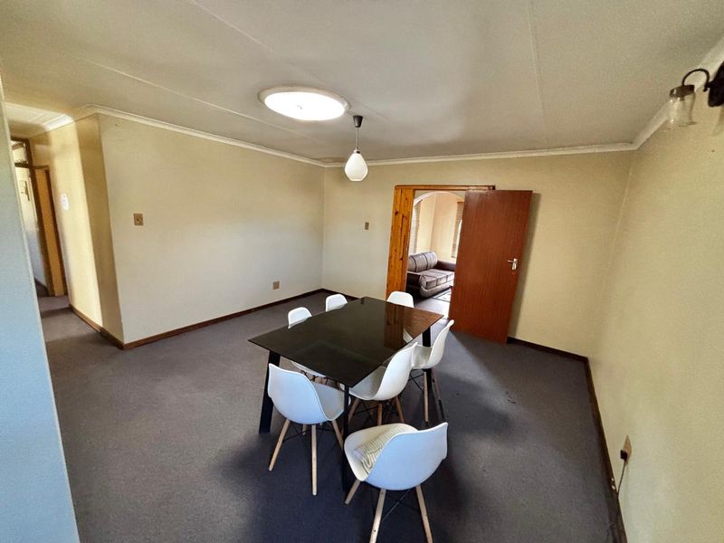 Warm & Welcoming 4-Bedroom Home - Photo 2