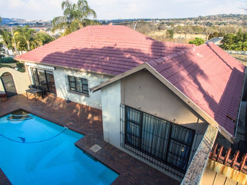 4 Bedroom home for sale in Cyrildene - Photo 2