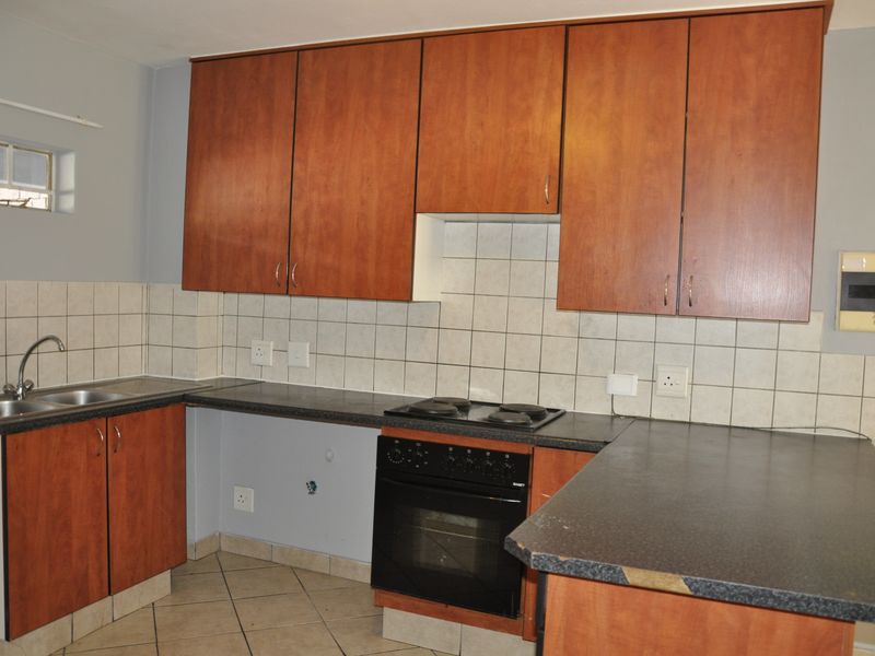 Attractive  Second Floor Apartment in Bel Aire Complex - Photo 2