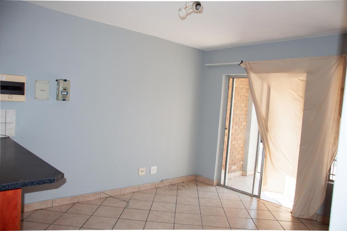 Attractive  Second Floor Apartment in Bel Aire Complex - Photo 4