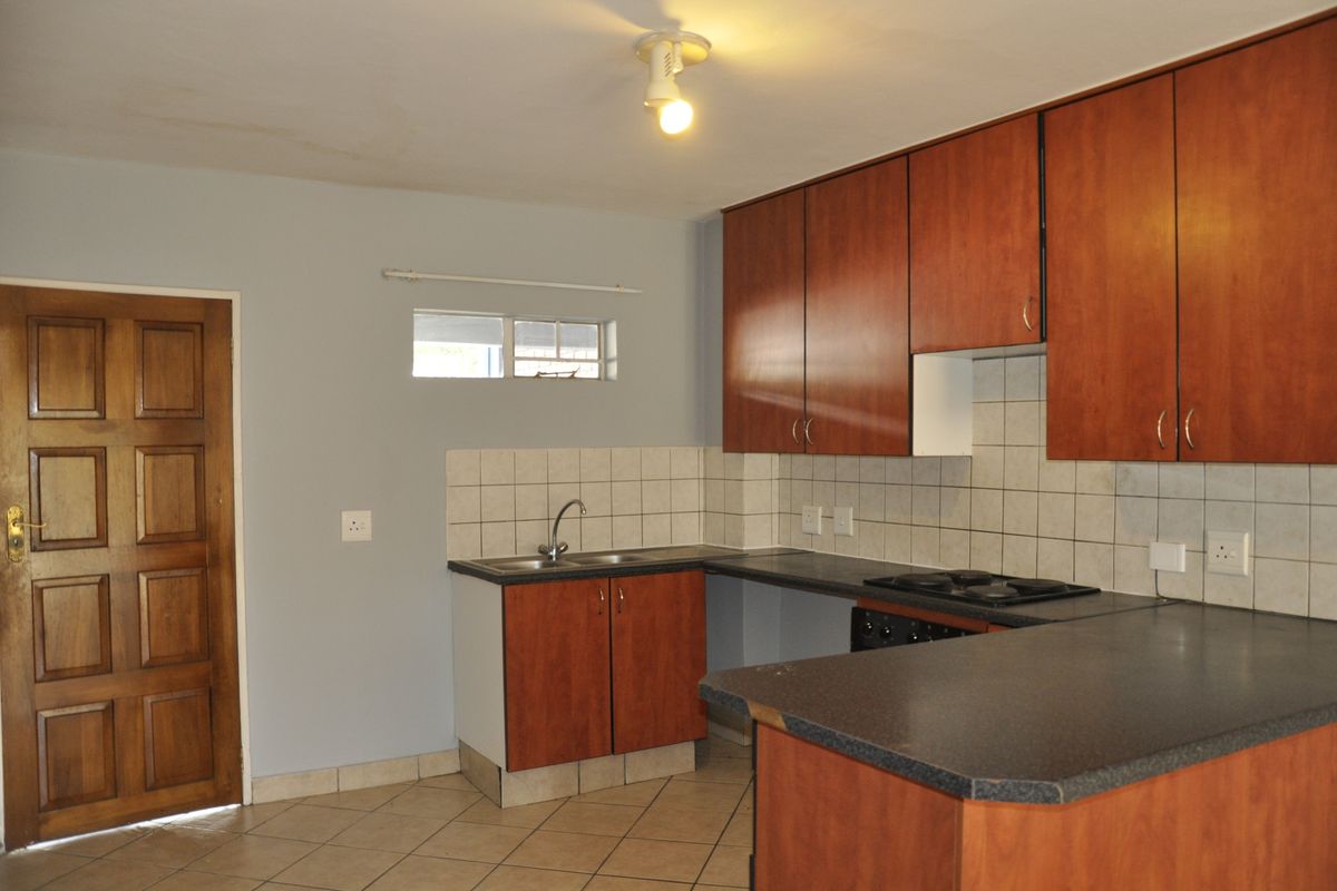 Attractive  Second Floor Apartment in Bel Aire Complex - Photo 3