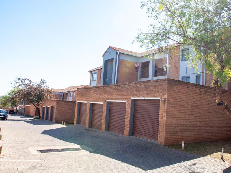 Attractive  Second Floor Apartment in Bel Aire Complex - Photo 10