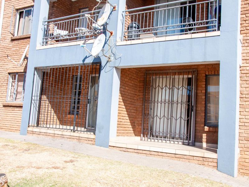 Attractive  Second Floor Apartment in Bel Aire Complex - Photo 9