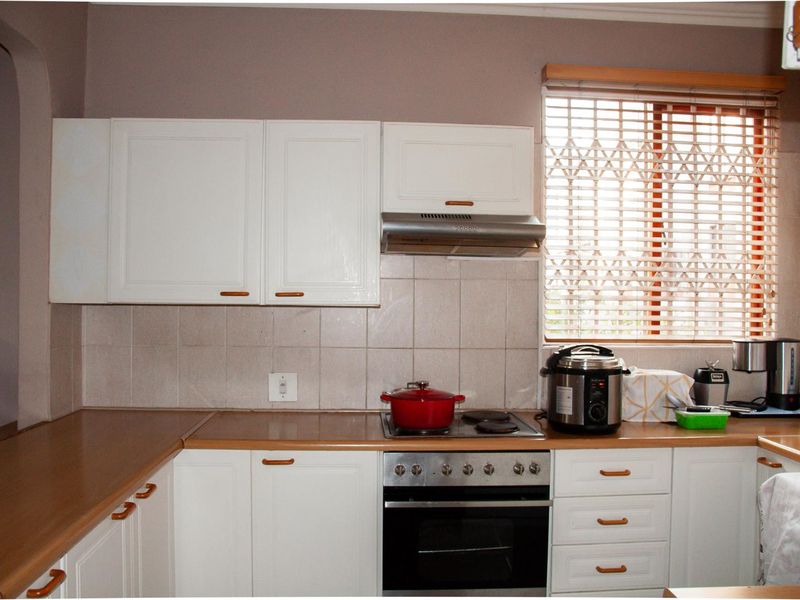 Spacious 2-Bedroom, 2-Bathroom Duplex with Private Garden and Park Access - Photo 5