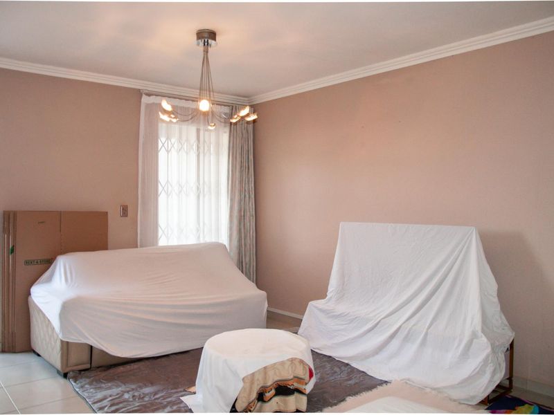 Spacious 2-Bedroom, 2-Bathroom Duplex with Private Garden and Park Access - Photo 2