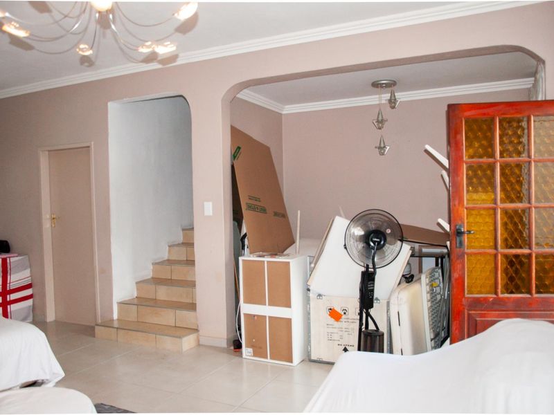 Spacious 2-Bedroom, 2-Bathroom Duplex with Private Garden and Park Access - Photo 7