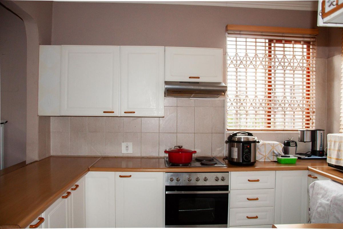 Spacious 2-Bedroom, 2-Bathroom Duplex with Private Garden and Park Access - Photo 5