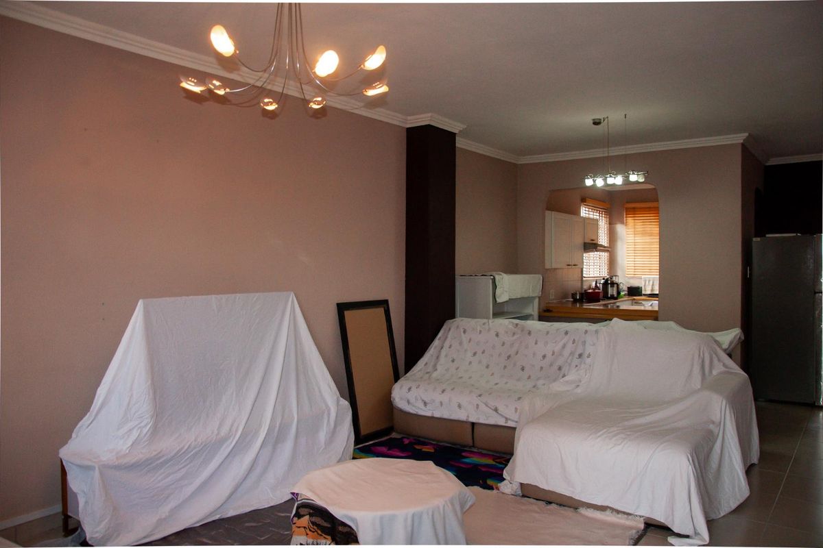 Spacious 2-Bedroom, 2-Bathroom Duplex with Private Garden and Park Access - Photo 3