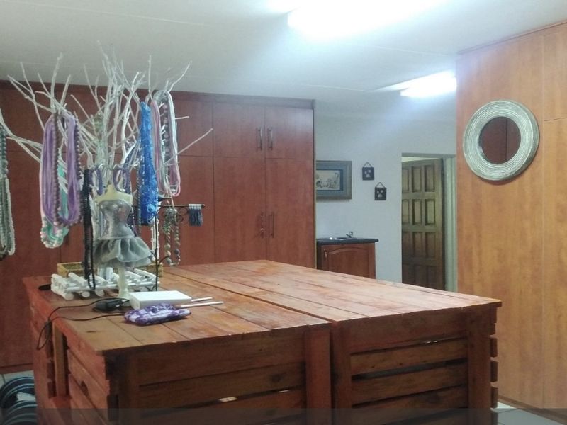 Stylish Family Home with Pool, Lapa & Landscaped Garden! - Photo 8