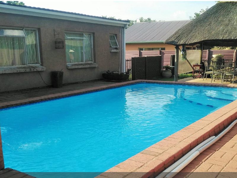 Stylish Family Home with Pool, Lapa & Landscaped Garden! - Photo 2
