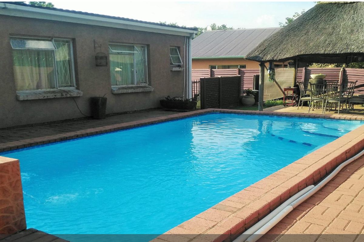 Stylish Family Home with Pool, Lapa & Landscaped Garden! - Photo 2