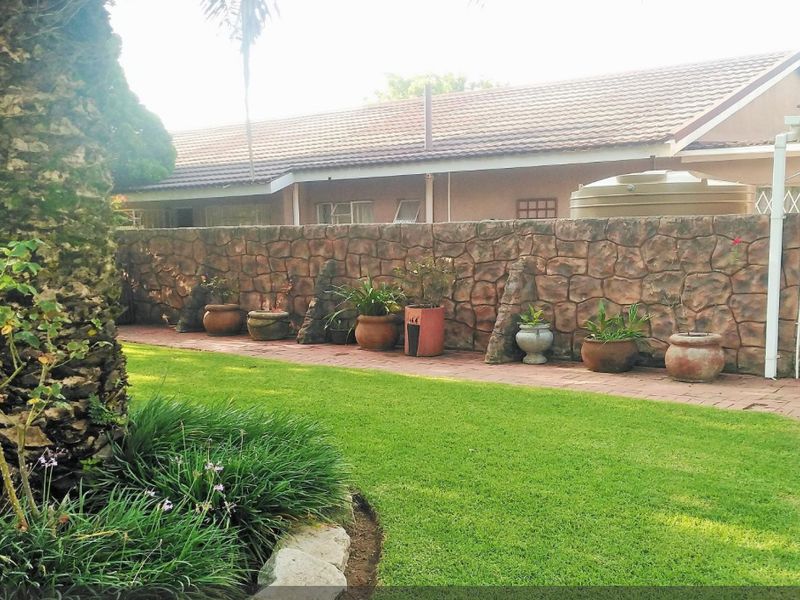Stylish Family Home with Pool, Lapa & Landscaped Garden! - Photo 4