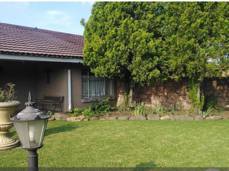 Stylish Family Home with Pool, Lapa & Landscaped Garden! - Photo 3