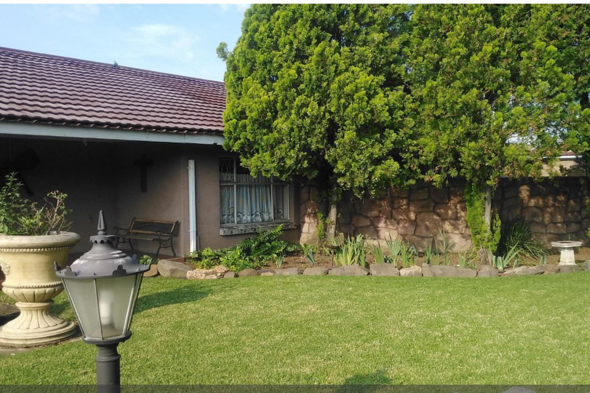 Stylish Family Home with Pool, Lapa & Landscaped Garden! - Photo 3