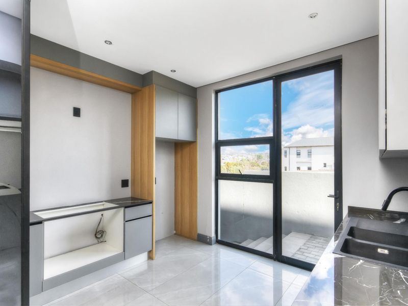 Designer 4-Bed, 5-Bath Masterpiece Home in Waterfall Estate – A Modern Entertainers Dream! - Photo 10