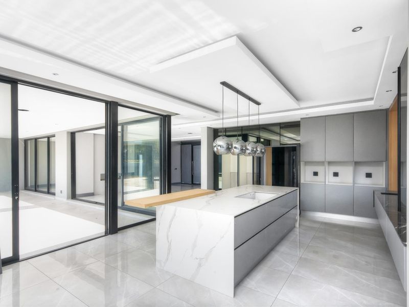 Designer 4-Bed, 5-Bath Masterpiece Home in Waterfall Estate – A Modern Entertainers Dream! - Photo 8