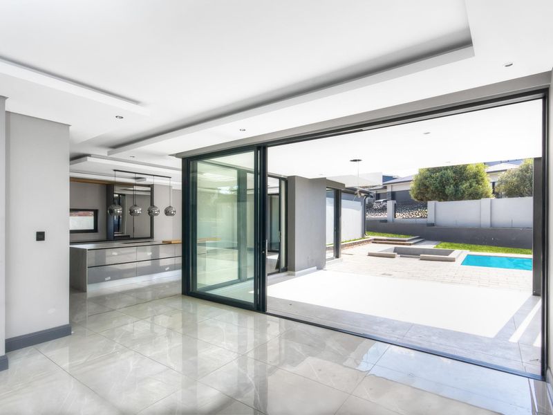 Designer 4-Bed, 5-Bath Masterpiece Home in Waterfall Estate – A Modern Entertainers Dream! - Photo 4