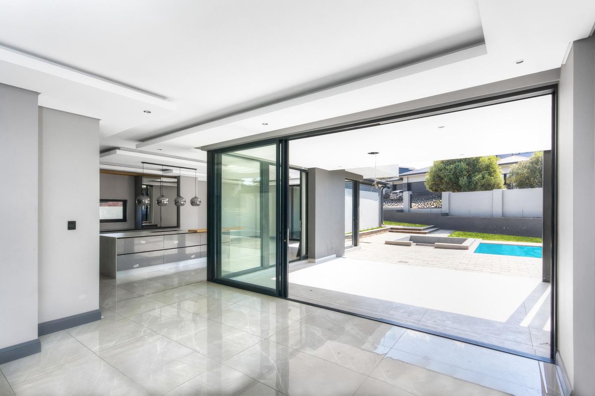 Designer 4-Bed, 5-Bath Masterpiece Home in Waterfall Estate – A Modern Entertainers Dream! - Photo 4
