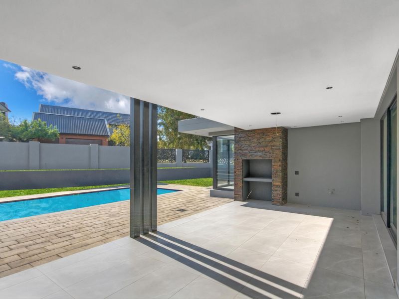 Designer 4-Bed, 5-Bath Masterpiece Home in Waterfall Estate – A Modern Entertainers Dream! - Photo 5