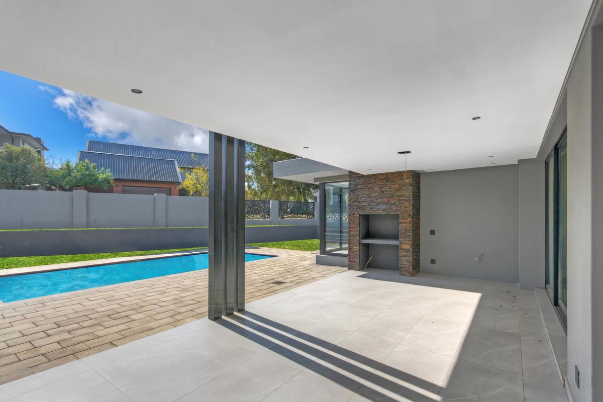 Designer 4-Bed, 5-Bath Masterpiece Home in Waterfall Estate – A Modern Entertainers Dream! - Photo 5