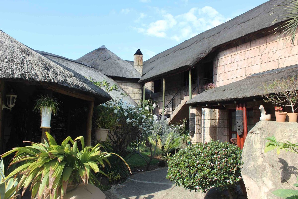 Exceptional 16-Bedroom Guesthouse for Sale in Aston Manor - Photo 2