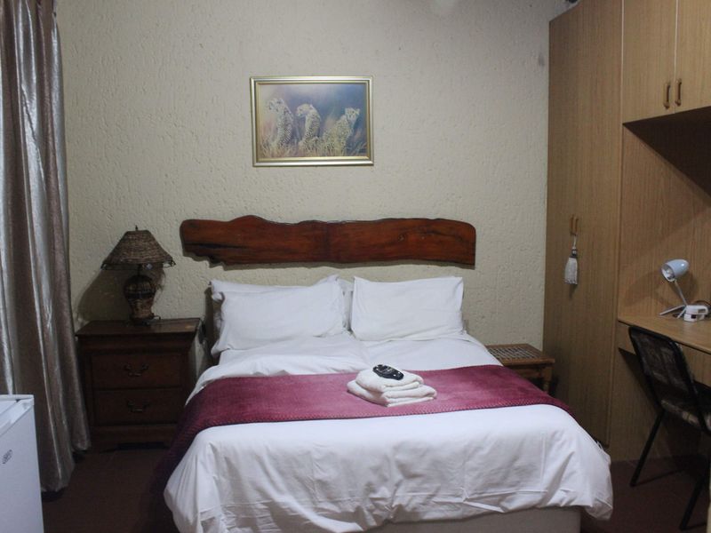 Exceptional 16-Bedroom Guesthouse for Sale in Aston Manor - Photo 9