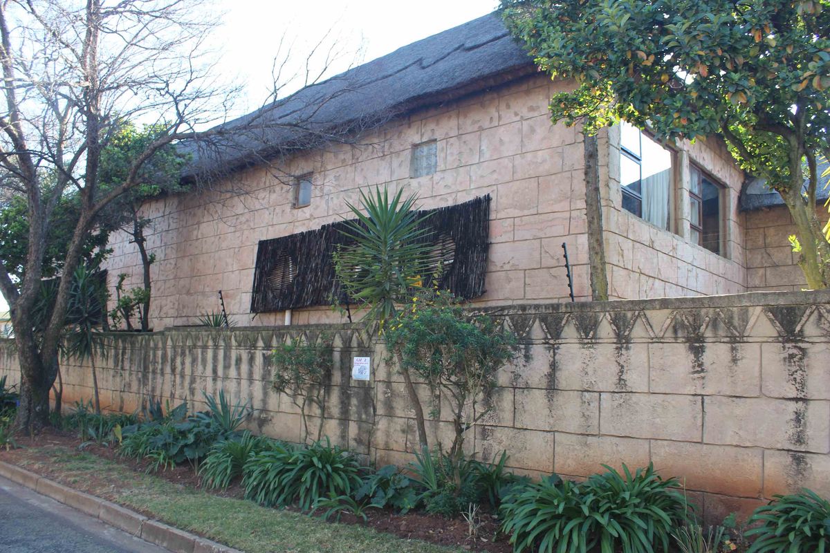 Exceptional 16-Bedroom Guesthouse for Sale in Aston Manor - Photo 3