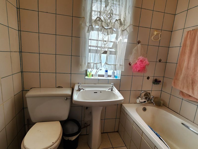 Golden oldie with 2 rental income flatlets in Central Nigel - Photo 9