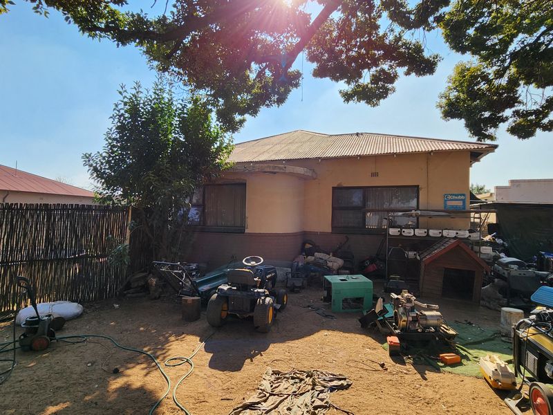 Golden oldie with 2 rental income flatlets in Central Nigel - Photo 2