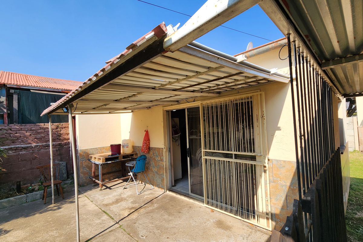 Golden oldie with 2 rental income flatlets in Central Nigel - Photo 3