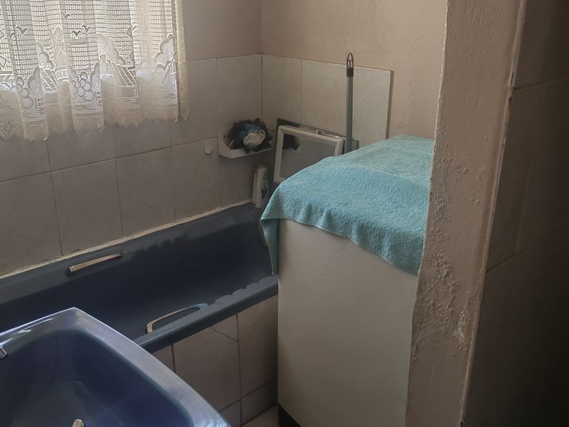 2 @ 3 bedroom units with 2 @ 2 bedroom units perfect for investors and rental income - Photo 6