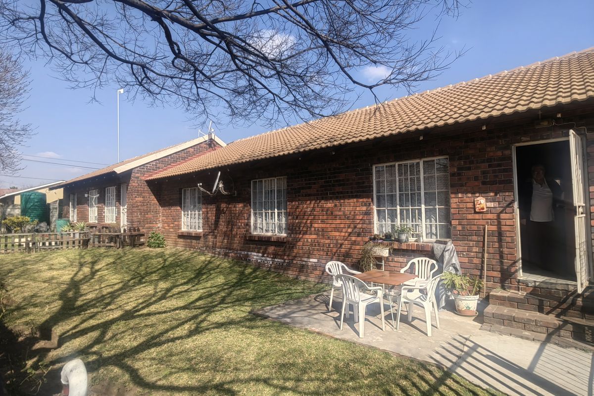 2 @ 3 bedroom units with 2 @ 2 bedroom units perfect for investors and rental income - Photo 2