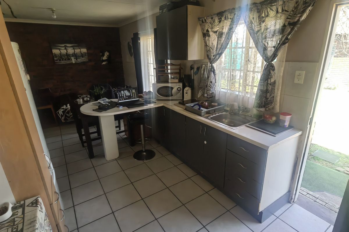 2 @ 3 bedroom units with 2 @ 2 bedroom units perfect for investors and rental income - Photo 4