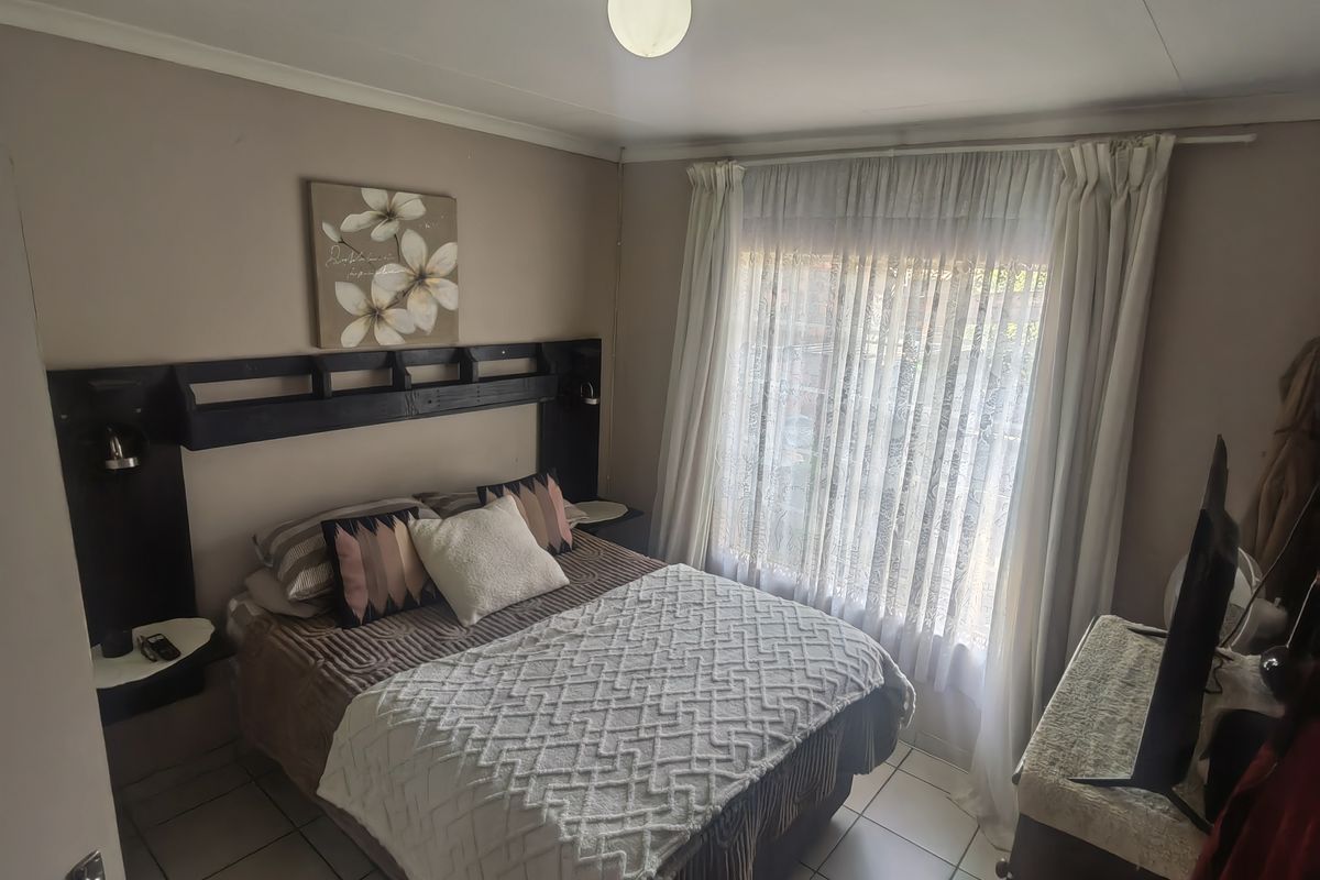 2 @ 3 bedroom units with 2 @ 2 bedroom units perfect for investors and rental income - Photo 5