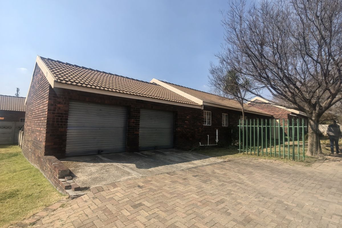 2 @ 3 bedroom units with 2 @ 2 bedroom units perfect for investors and rental income - Photo 3