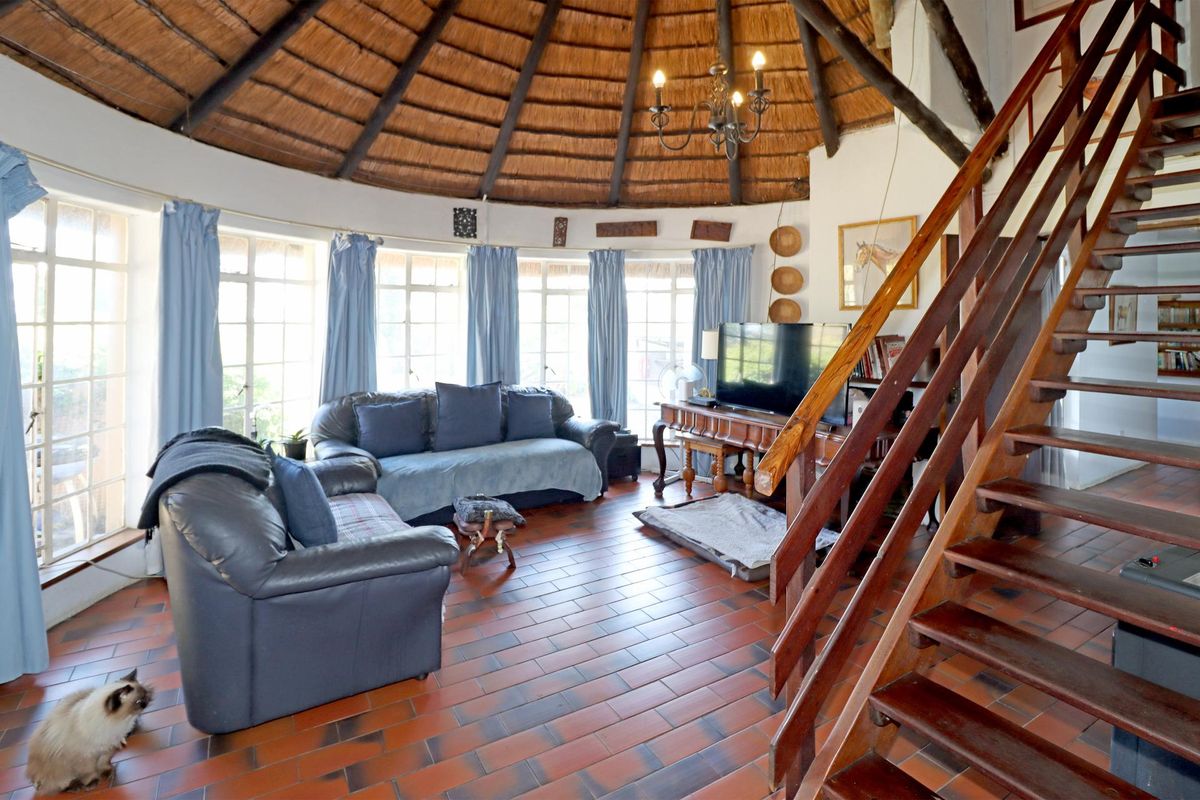 2.5-hectare property with spacious home and cottages/office space and endless potential - Photo 4