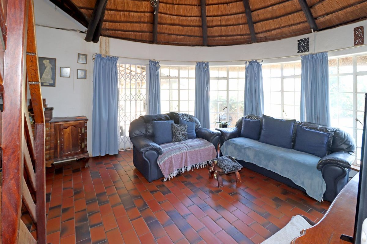 2.5-hectare property with spacious home and cottages/office space and endless potential - Photo 5