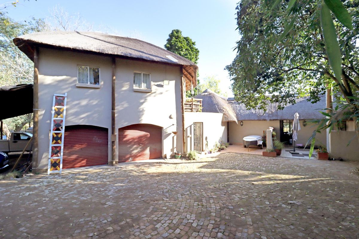 2.5-hectare property with spacious home and cottages/office space and endless potential - Photo 2